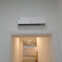 Wall-mounted split air conditioning unit
