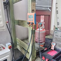 F-Gas refrigerant manifold and gas cylinder work